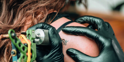 Arbeitsunfähig wegen Tattoo: Keine Lohnfortzahlung