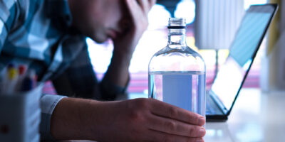 Alkohol am Arbeitsplatz: Hier sollten Sie handeln